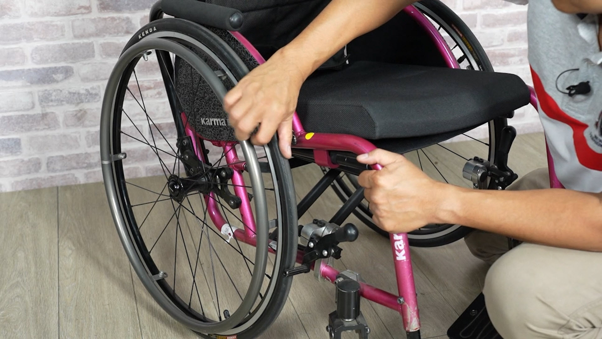 How to adjust the rear wheel camber angle of the active wheelchair?